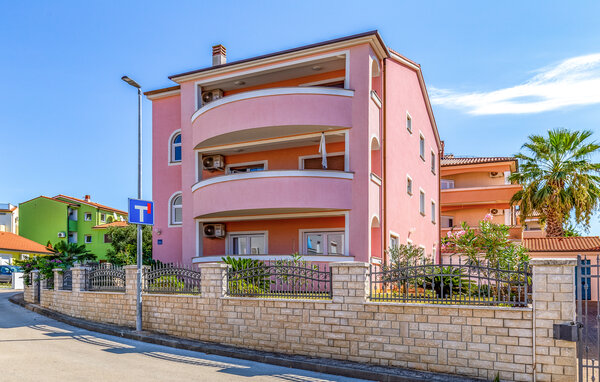 Verwen jezelf met een ontspannen vakantie in deze uitnodigende vakantiewoning in het populaire Medulin.

Geniet van je verblijf in deze vriendelijke en comfortabele vakantiewoning in Medulin. De licht..