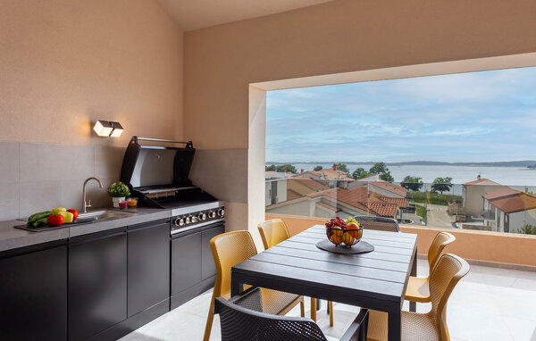 Geniet van prachtig uitzicht op zee en ontspanning in dit ruime vakantiehuis met whirlpool.

Op korte loopafstand van het strand biedt dit stijlvolle geschakelde vakantiehuis een geweldig uitzicht op ..