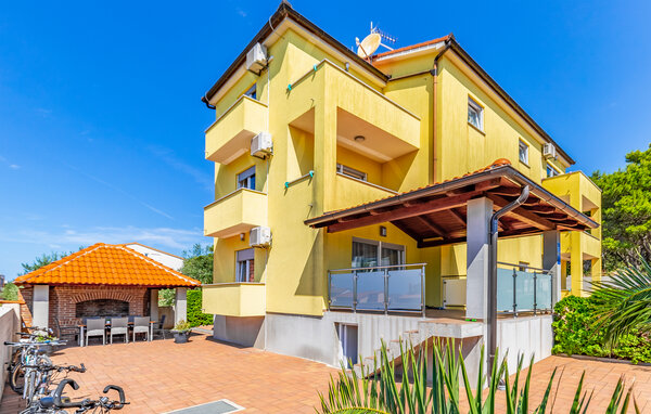 Breng een ontspannende vakantie door in deze prachtige vakantiewoning.

Dit lichte en vriendelijke appartement op de begane grond verwelkomt je met een gezellige woonsfeer. Bereid hier mediterrane ger..