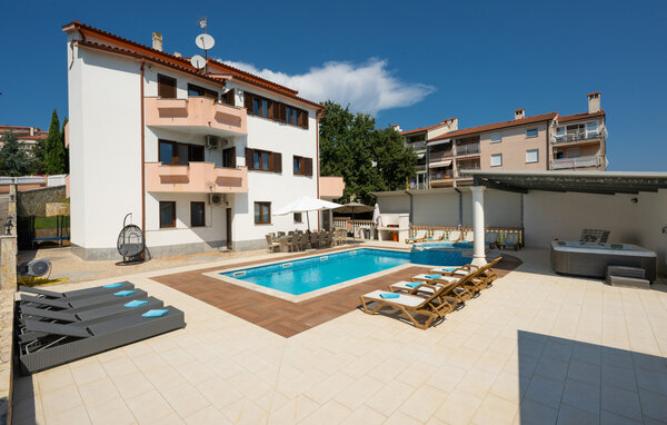 Beleef een gezellige en ontspannen vakantie in dit ruime vakantiehuis met zwembad, grote tuin en wellnessoase.

Samen met je grote familie of een groep vrienden kun je profiteren van de vele extra's i..