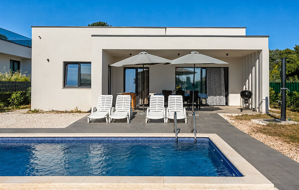 Am Morgen erwartet Sie in diesem Ferienhaus ein heller Essbereich, der sich zum Pool im Freien hin öffnet. Der offen gestaltete Wohnbereich ist ganz auf gemeinsame Zeit ausgerichtet: mit Platz, um be..