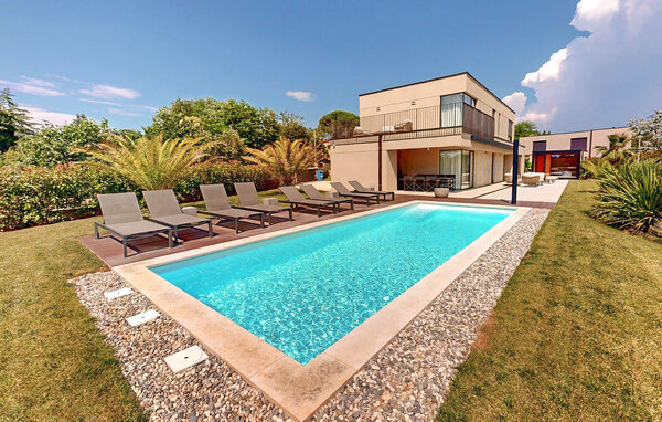 Dieses einladende Ferienhaus verbindet entspanntes Wohnen im Inneren mit erholsamer Zeit am Pool. Ein heller Wohnbereich mit offenem Grundriss öffnet sich durch breite Türen zum Garten und verleiht ..