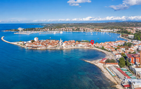 Gastvrij vakantieverblijf in Umag, Kroatië. De woonkamer voelt knus en gezellig aan, met een gestructureerde accentmuur die een subtiel middelpunt vormt voor momenten samen. Er is hier genoeg ruimte ..