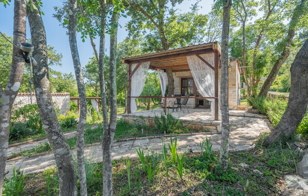Ontsnap aan het leven van alledag en trakteer jezelf op een romantische vakantie in dit charmante vakantiehuis met toegang tot de hot tub.

Dit gezellig ingerichte stenen huis verwelkomt je als onderd..