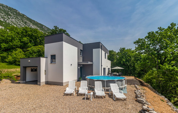 Geniet van onvergetelijke dagen met een prachtig landschapspanorama in dit uitnodigende vakantiehuis met zwembad.

Het huis verwelkomt u op een goede locatie om te genieten van een heerlijke vakantie ..