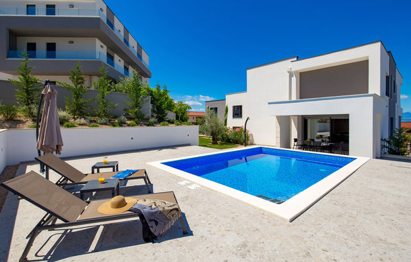 Er wacht u een onvergetelijke vakantie in dit luxe appartement op het zonnige eiland Krk.

Trek met uw geliefden in deze mooie en moderne flat op de tussenverdieping. De luxe vakantiewoning biedt u mo..