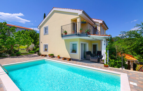 Breng een ontspannen vakantie door in dit comfortabele vakantiehuis met zwembad op een rustige locatie.

Dit ruime vakantiehuis biedt uitstekende voorwaarden om te genieten van een zonnige vakantie me..