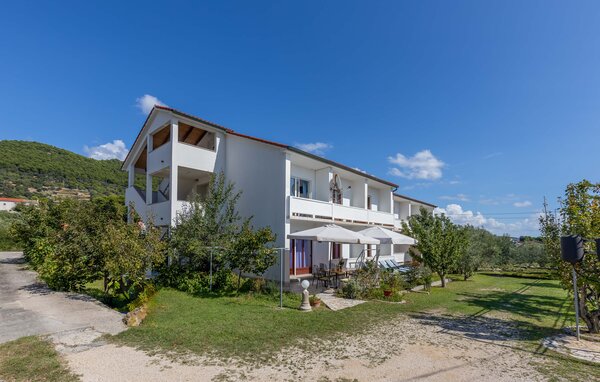 Breng een ontspannen vakantie door in dit rustig gelegen vakantieappartement dicht bij het strand.

Deze idyllische flat op het eiland Rab is het ideale toevluchtsoord voor een pauze van het dagelijks..