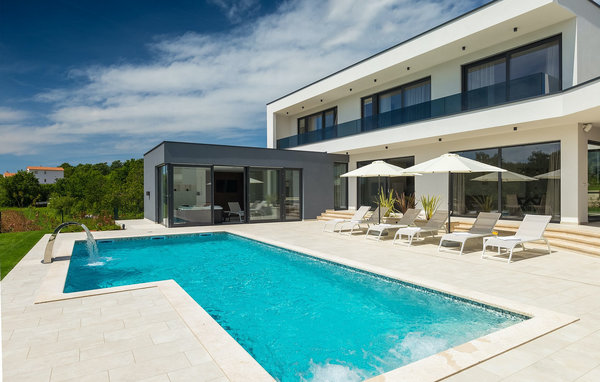 Als je op zoek bent naar een moderne luxe villa die aan al je wensen voldoet, zoek dan niet verder - we hebben precies wat je nodig hebt en het heet Villa Blanka! Deze prachtige nieuwe villa ligt net ..