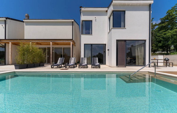 Villa Sunset is een modern vakantiehuis op slechts een paar kilometer van Pore en de uitnodigende zee. De villa ligt in Fukulin, vlakbij een winkel, een traditionele Istrische taverne, een eersteklas ..