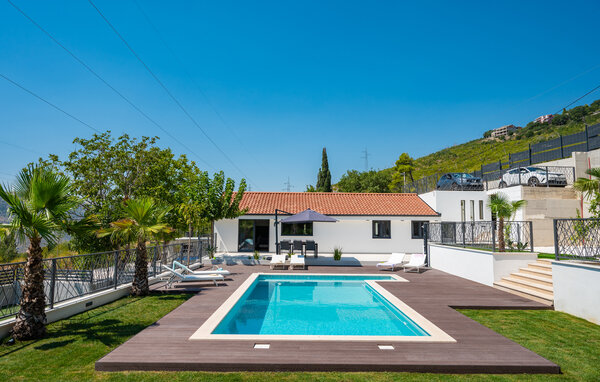 Verheug je op een ontspannen vakantie in Villa Florinda, niet ver van Split.

Je moderne vakantiehuis in Srinjine is een waar vakantieparadijs. Geniet van je dagen in de privétuin, waar een ruim zwem..