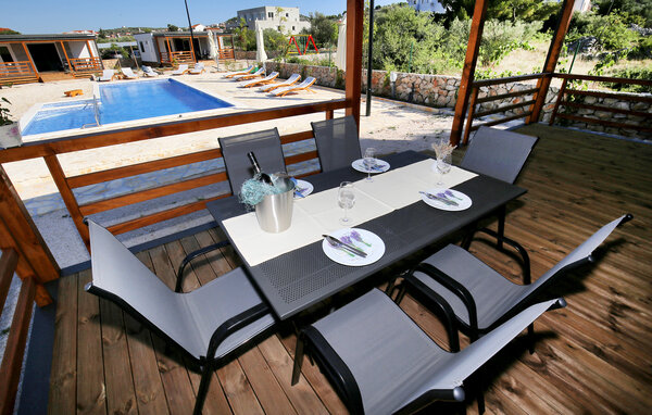 Gezinsvriendelijk vakantiehuis met gemeenschappelijk zwembad en speeltuin.

Op een zonnig en mooi gemeenschappelijk perceel vind je vijf gezellige en moderne vakantiehuizen die qua inrichting en decor..