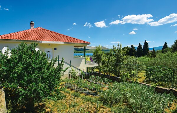 Freuen Sie sich auf eine sonnige Auszeit mit Ihren Liebsten in dieser großzügigen Ferienwohnung mit Meerblick.

Unweit idyllischer Bademöglichkeiten lädt Sie diese gepflegte Ferienwohnung zu erhol..
