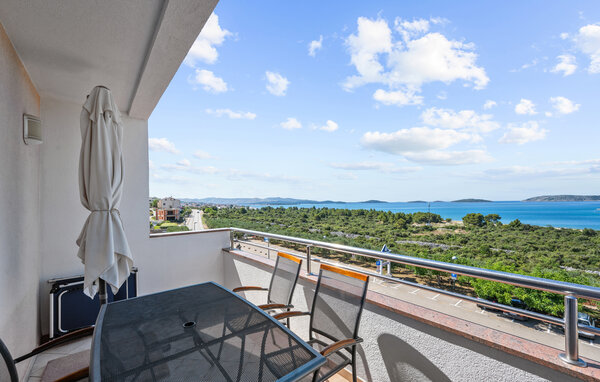 Ervaar een uniek panoramisch uitzicht met deze vakantiewoning dicht bij het strand.

Welkom in een van de oudste steden aan de Adriatische kust! Haal diep adem en staar in de verte. Geniet van het uit..