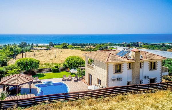 Nikos Villa