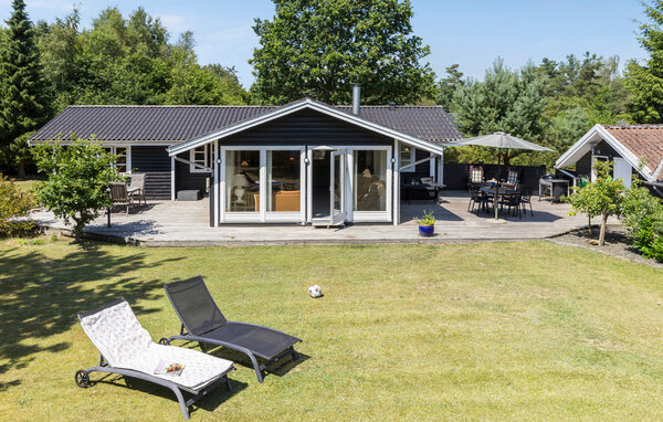 Breng een ontspannen vakantie door met je geliefden in dit prachtige vakantiehuis op een idyllische locatie.

Genesteld in een grote, mooie tuin heet dit comfortabele huis je welkom. Stap binnen en la..