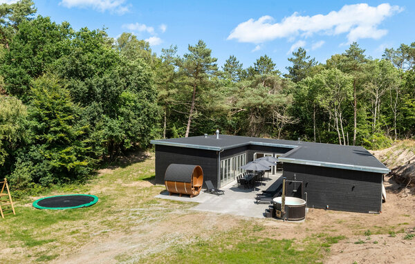 Breng je vakantie door in dit idyllisch gelegen vakantiehuis met binnenzwembad en Fins houten bad dicht bij de zee.

Het ruime huis combineert comfort, stijl en gezelligheid om een ontspannen sfeer te..
