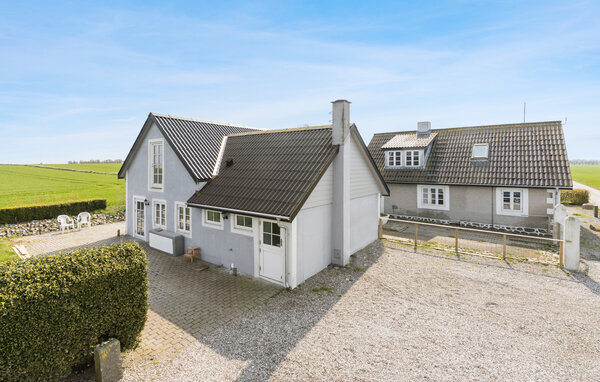 Met uitzicht op de kliffen verwelkomt dit ruime vakantiehuis je op een rustige locatie.

Breng een ontspannen vakantie door aan de kust van het schiereiland Djursland met je uitgebreide familie of vri..