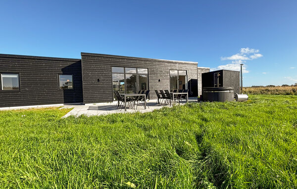 In Grenå in Dänemark bietet das Haus den Blick über grüne Felder. Ein Essbereich und eine Lounge laden zu gemeinsamen Mahlzeiten und entspannten Stunden miteinander ein.