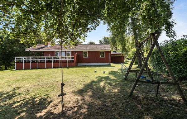 Genießen Sie gesellige Tage mit Komfort in diesem großzügigen Ferienhaus mit großem Garten.

Hell und gemütlich präsentiert sich dieses geräumige Urlaubsdomizil, in dem Sie auch in größerer R..