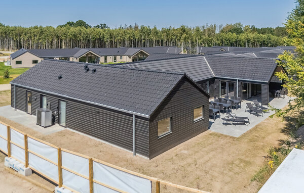 Geniet van je vakantie in dit comfortabele vakantiehuis met binnenzwembad en sauna.

Licht en aantrekkelijk, dit uitnodigende huis verwelkomt je en biedt alles wat je nodig hebt voor een ontspannen va..
