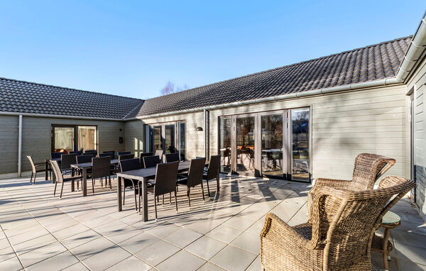 Geniet van je vakantie in dit comfortabele vakantiehuis met binnenzwembad en sauna.

Licht en aantrekkelijk, dit uitnodigende huis verwelkomt je en biedt alles wat je nodig hebt voor een ontspannen va..