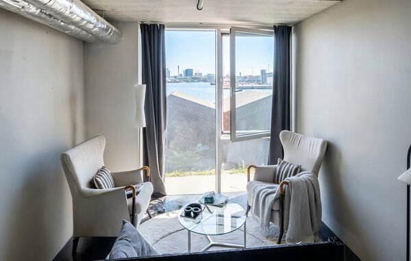 Dit vakantiehuis biedt een ontspannen uitvalsbasis in de stad. Een comfortabele zithoek bij een breed raam geniet van een prachtig uitzicht over het water en de skyline, waardoor de hoofdwoonruimte ee..