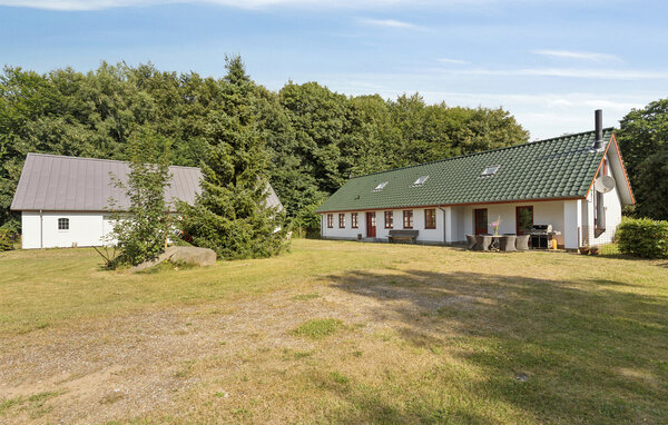 Een knisperende open haard geeft deze woonkamer meteen een warme sfeer en nodigt uit tot lange avonden lezen, praten of gewoon ontspannen na tijd in de buitenlucht. De ruime hoekbank vormt een gezelli..