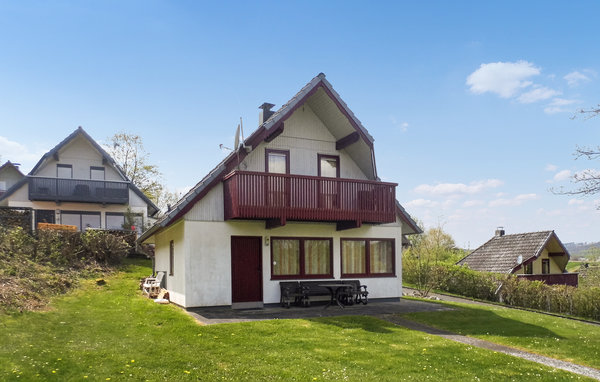 Quiet cottage with family friendly activities nearby.

In the lake park Kirchheim at the Ibrastausee you will find this quietly located vacation home. The bright and practically furnished rooms extend..