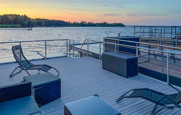 Hausboot - Röbel / Müritz , Deutschland - DME748 103