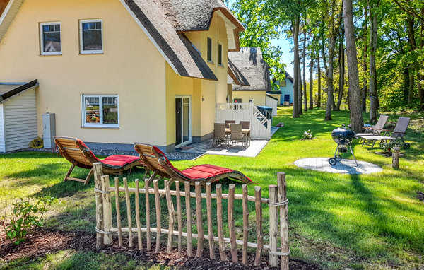 Vakantiehuis Reetdachhaus Kiek in` Wald