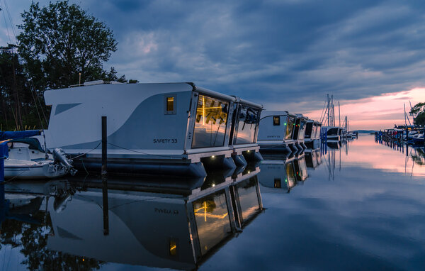 Hausboot - Martinshafen , Deutschland - DMV926 1