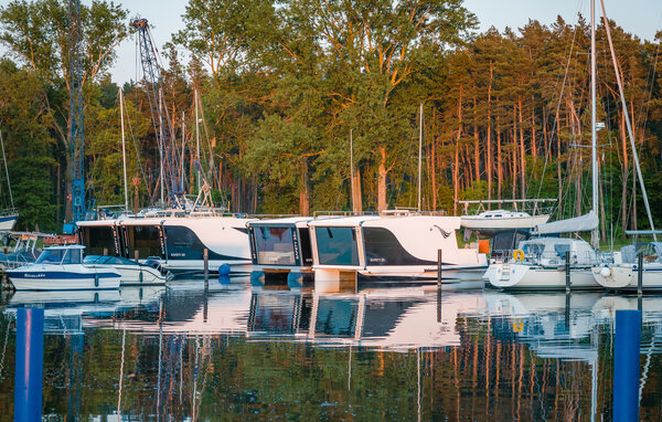 Hausboot - Martinshafen , Deutschland - DMV927 901