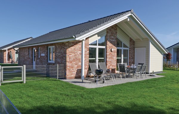 Een bijzondere parel in Dagebüll wacht op u met dit vrijstaande, stenen vakantiehuis aan de Noordzee. Hier kunt u ontspannen op het terras en genieten van de frisse Noordzeelucht. Een strandstoel (se..