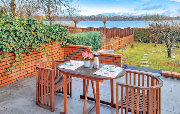 Het vakantiehuis van 43 m² voor max. 2 personen ligt apart op het woonhuis van de eigenaar direct aan de Tiefwarensee. Alleen een fiets- en wandelpad scheidt de woning van het meer. Een natuurlijk zw..