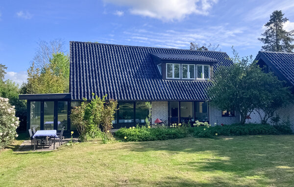 Verheug je op een heerlijke vakantie aan het meer in een prachtig vakantiehuis.

Geniet van een ontspannen vakantie in een prachtige omgeving in dit uitnodigende huis. Zodra je wakker wordt, kun je ge..