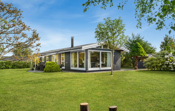 In Dronningmølle Strand heet dit gezellige en gezinsvriendelijke vakantiehuis u welkom.

Neem een pauze van uw hectische gezinsleven en ontspan met uw geliefden in dit uitnodigende vakantiehuis. Het ..