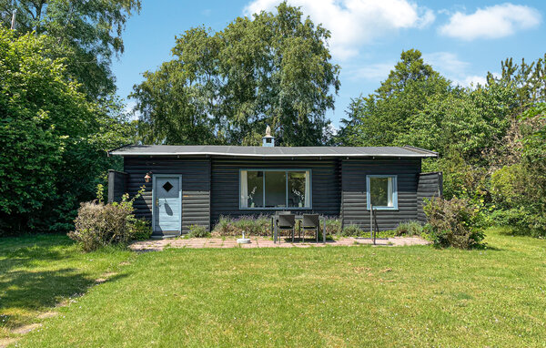 Breng een ontspannen vakantie door in dit praktische houten huis in Tinkerup Strand.

Het huis ligt in het centrum van de idyllische en groene woonwijk en belooft je een warme, uitnodigende sfeer. Het..