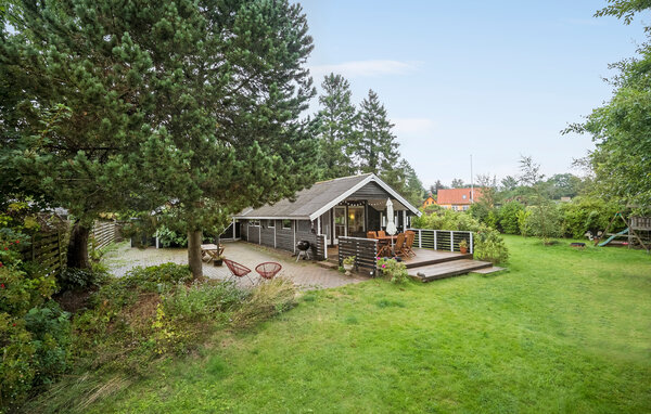 Look forward to this beautifully situated holiday home near the sea.

Enjoy your holiday in this modern holiday home on Gilleleje Strand, which impresses with its open and light-flooded design. The ho..