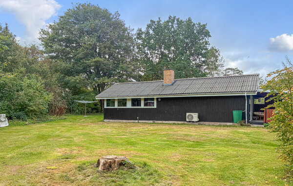 Genießen Sie einen entspannten Aufenthalt in diesem charaktervollen Ferienhaus in Nordseeland, in dem natürliche Materialien, warme Holzböden und individuelle Details eine wohnliche Atmosphäre sch..