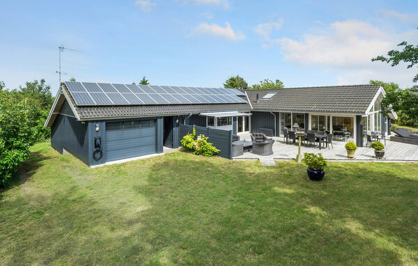 Freuen Sie sich in diesem komfortablen Ferienhaus auf erholsame Tage mit Meerblick.

Mit hellen, stilvoll möblierten Räumlichkeiten begrüßt Sie dieses großzügige Domizil. Nur wenige Schritte vom..