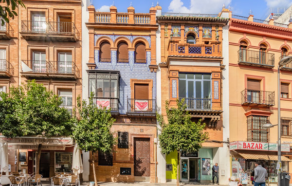 Stap in een stijlvolle en moderne flat met spannende details in het historische centrum van Sevilla.

Dit is een elegante flat met een prachtige kleurencombinatie van zwart en wit gemengd met roodacht..