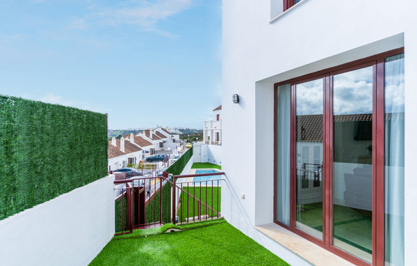 Modern en ruim rijtjeshuis met zwembad en prachtig uitzicht op zee in Casares.

Geniet van comfortabel wonen op verschillende verdiepingen. Het moderne huis biedt u en uw uitgebreide familie privacy d..