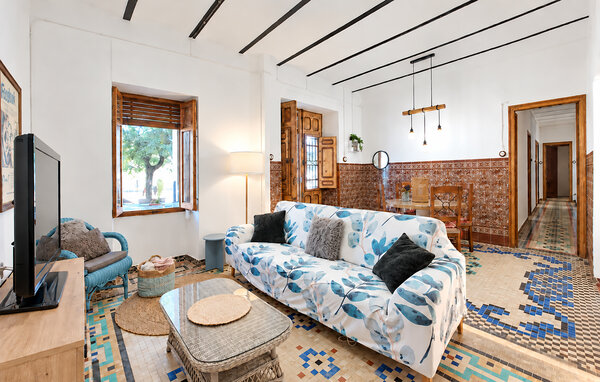 Verbringen Sie Ihren Aufenthalt in diesem charaktervollen Dorfhaus, dessen traditionelle gemusterte Fliesen, warme Holzarbeiten und hohe Decken dem Interieur ein unverwechselbares Ortsgefühl verleihe..