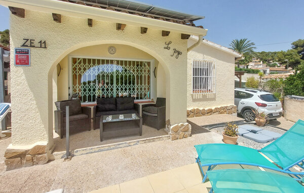 Dieses Ferienhaus verfügt über ein Schwimmbecken auf dem Grundstück. Im Inneren bietet ein entspannter Wohnbereich mit bequemen Sofas einen ruhigen Ort, um nach Ausflügen zusammenzukommen. Verbrin..