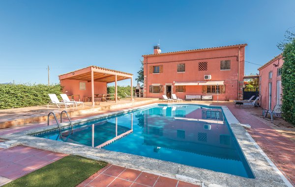 Als u op zoek bent naar rust en privacy en samen met meerdere gezinnen of vrienden komt, dan is dit bijzondere landhuis met 400 m2 woonoppervlak de perfecte vakantie keuze. Deze mooie woning op een pe..
