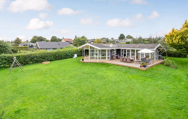 This lovely wooden cottage on a beautiful garden is situated on the edge of a large holiday home property. The house was completely renovated a few years ago and in 2006 a new, modern bathroom was ins..