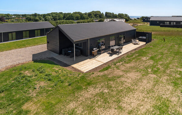 Genießen Sie Ihren Urlaub in diesem stilvollen Ferienhaus mit Whirlpool.

Verbringen Sie entspannte Tage mit Ihrer Familie in diesem einladenden Ferienhaus in Strandnähe. Hier erwartet Sie ein moder..