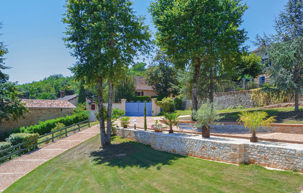 Location de vacances - Savignac les Eglises , France - FAD745 102