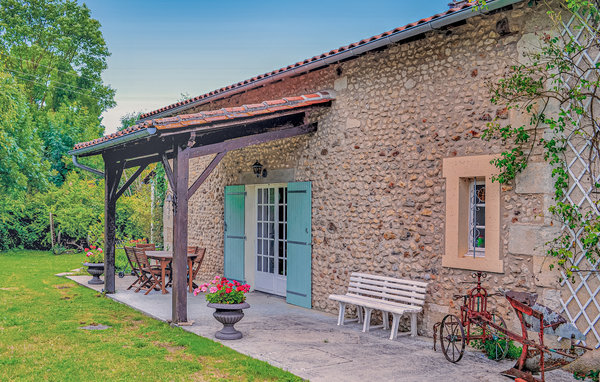 Deze charmante, mooi ingerichte en goed uitgeruste, vrijstaande woning is vrij typisch voor de streek door het behoudt van een open haard en eiken balken. Het ligt in een grote, volledig omheinde priv..